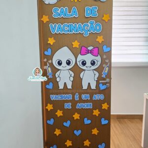Decoração de porta sala de vacinação